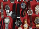 beaucoup de montres posées sur un tissu rouge