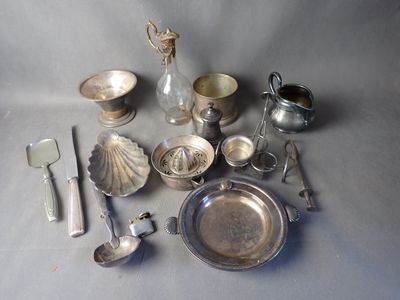 Lot de métal argenté comprenant : poivrière, verseuse, assiette à boui - Photo 1