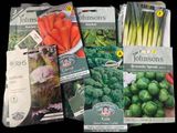 de nombreux sachets de graines de différents légumes sur la table