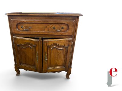 une petite armoire en bois à deux portes et un tiroir