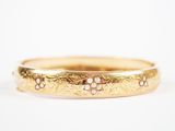 Gros plan sur une bague en or ornée de diamants