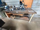 un établi contenant beaucoup d'outils