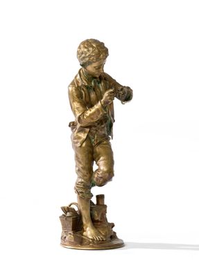 une statue en bronze représentant un garçon avec un oiseau sur l'épaule