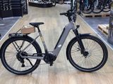 un vélo posé par terre dans un magasin