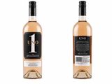 On voit deux bouteilles de vin sur un fond blanc