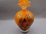 un vase en verre surmonté d'une fleur