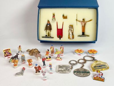 une boîte bleue contenant tout un tas de petites figurines