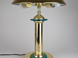 une photo d'une lampe de table en laiton avec un abat-jour en verre bleu