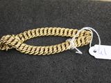 Gros plan sur un bracelet en or portant une étiquette