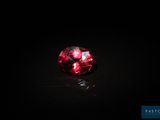 gros plan d'un diamant rouge sur une surface noire
