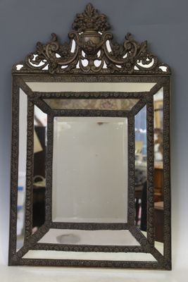 un miroir accroché au mur d'une pièce