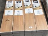 plusieurs piles de planches de bois empilées les unes sur les autres dans un entrepôt