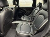 l'intérieur d'une voiture, la portière ouverte, montrant les sièges avant