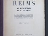un vieux livre à la couverture en noir et blanc posé sur une table
