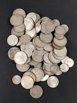 une pile de pièces d'argent sur une surface noire