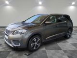 un SUV argenté garé dans une pièce au sol en damier