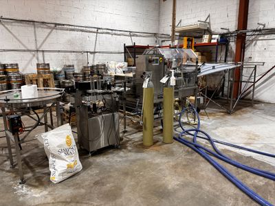 une image d'une usine avec de nombreuses machines