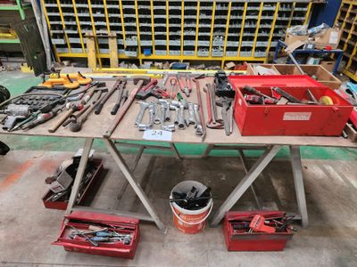 beaucoup d'outils posés sur une table dans un garage