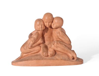 figurine représentant une femme et deux enfants assis sur un rocher