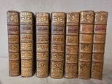 plusieurs vieux livres sont alignés sur une table
