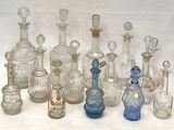 un grand nombre de bouteilles en verre posées sur une table