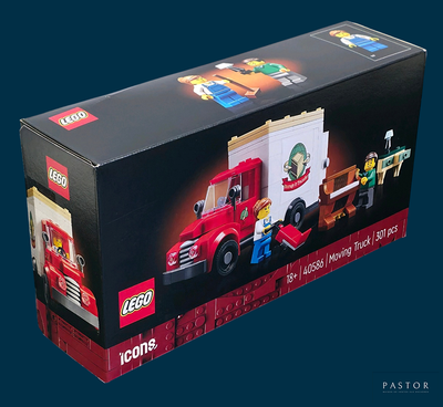 une boîte de Lego posée sur une table