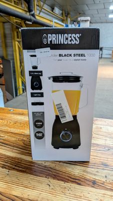 un mixeur « Princess Black Steel » posé sur une table en bois dans un entrepôt