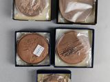 quatre sortes de biscuits dans une boîte posée sur une table