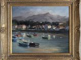 une peinture à l'huile représentant des bateaux dans un port, avec une montagne en arrière-plan