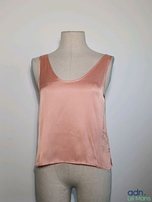 le haut d'un torse de mannequin vêtu d'un débardeur rose