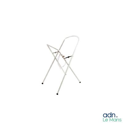 une image représentant une chaise pliante blanche sur fond blanc
