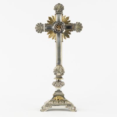 une croix en argent surmontée d'une croix en or