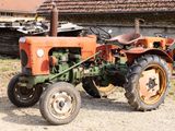 un vieux tracteur qui traîne dans la boue