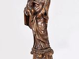 statue en bronze représentant une femme tenant un enfant dans ses bras, posée sur un socle