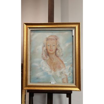 une peinture à l'huile représentant une femme en robe blanche posée sur un chevalet