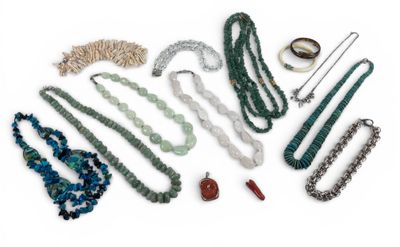 Coffret en laque contenant des bijoux fantaisies dont : - Photo 1