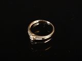une bague en or ornée d'un diamant sur le côté
