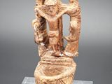 l'image d'une statue représentant une femme tenant un enfant dans ses bras