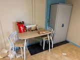une petite table et deux chaises dans un coin de la pièce