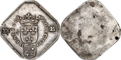 une vieille pièce d'argent surmontée d'une couronne