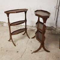Deux tables de salon en acajou et filets de laiton de modèle…