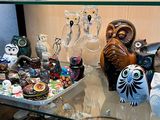 une vitrine en verre contenant de nombreux objets