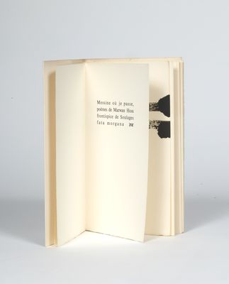 un livre ouvert sur lequel est posé un nœud papillon noir