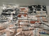 de nombreux sacs de vêtements emballés dans du plastique