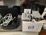 un boîtier sur lequel se trouvent une télécommande et d'autres composants électroniques