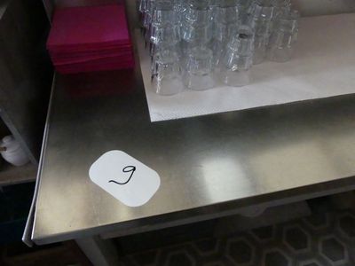 une table sur laquelle sont posés plusieurs verres