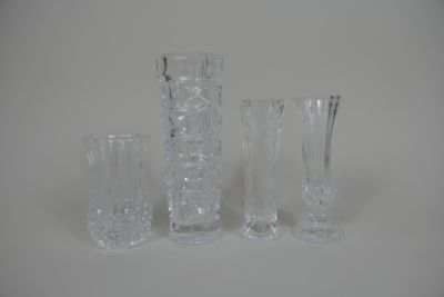 trois vases en verre transparent posés les uns à côté des autres sur une table