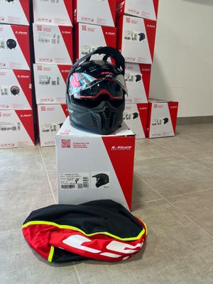 un casque posé sur une boîte, devant d'autres boîtes