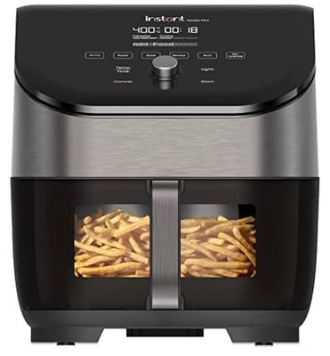 une friteuse à air chaud noire et argentée contenant des frites