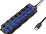un gros plan d'un câble USB branché sur une multiprise